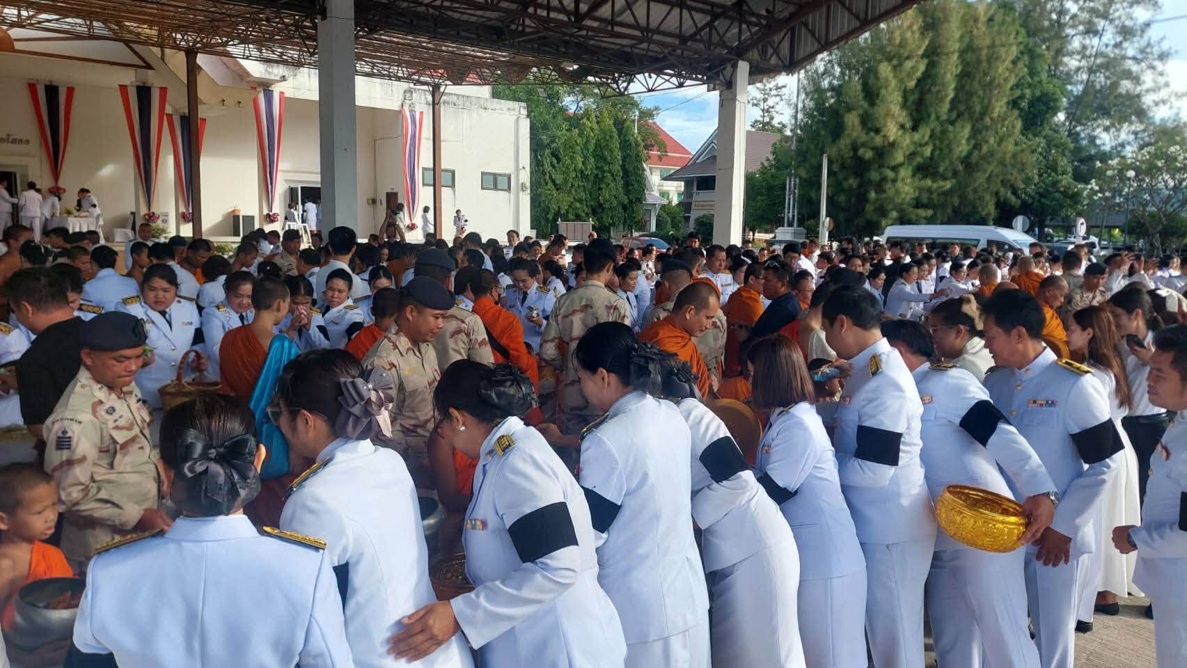 title - ส.ป.ก.ยโสธร ร่วมพิธีทำบุญตักบาตรถวายพระราชกุศล และพิธีวางพวงมาลา  เนื่องในวันนวมินทรมหาราช 13 ตุลาคม 2569